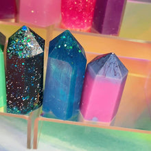 Load image into Gallery viewer, Resin crystal set in mermaid tones