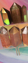 Load image into Gallery viewer, Resin crystal set in gold glitter tones