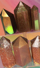 Load image into Gallery viewer, Resin crystal set in gold glitter tones