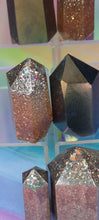 Load image into Gallery viewer, Resin crystal set in gold glitter tones