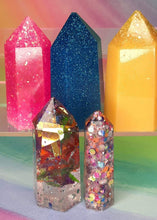 Load image into Gallery viewer, Resin crystal set in primary tones
