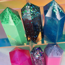 Load image into Gallery viewer, Resin crystal set in mermaid tones