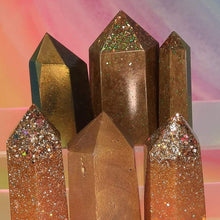 Load image into Gallery viewer, Resin crystal set in gold glitter tones