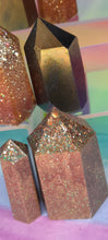 Load image into Gallery viewer, Resin crystal set in gold glitter tones
