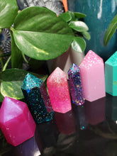 Load image into Gallery viewer, Resin crystal set in mermaid tones