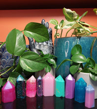 Load image into Gallery viewer, Resin crystal set in mermaid tones