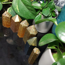 Load image into Gallery viewer, Resin crystal set in gold glitter tones