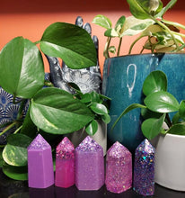 Load image into Gallery viewer, Resin crystal set in magenta purple tones