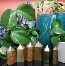 Load image into Gallery viewer, Resin crystal set in gold glitter tones