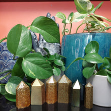 Load image into Gallery viewer, Resin crystal set in gold glitter tones