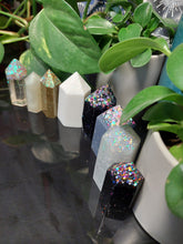 Load image into Gallery viewer, Resin crystal set in black white & gold tones