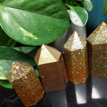 Load image into Gallery viewer, Resin crystal set in gold glitter tones