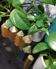 Load image into Gallery viewer, Resin crystal set in gold glitter tones