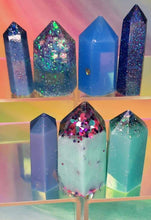 Load image into Gallery viewer, Resin crystal set in ocean tones
