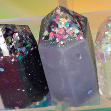Load image into Gallery viewer, Resin crystal set in black white &amp; gold tones
