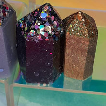 Load image into Gallery viewer, Resin crystal set in black white &amp; gold tones
