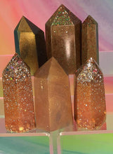 Load image into Gallery viewer, Resin crystal set in gold glitter tones
