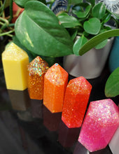 Load image into Gallery viewer, Resin crystal set in tropical sunset tones
