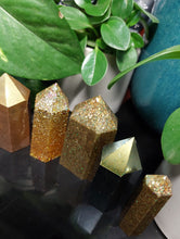 Load image into Gallery viewer, Resin crystal set in gold glitter tones
