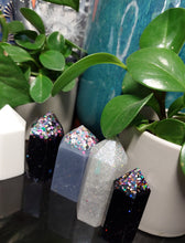 Load image into Gallery viewer, Resin crystal set in black white &amp; gold tones

